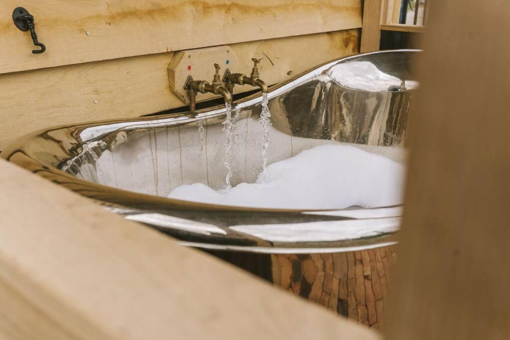 Island Hut - Outdoor Bath Tub, Firepit And Water Equipment Apartment Saltford Exterior photo