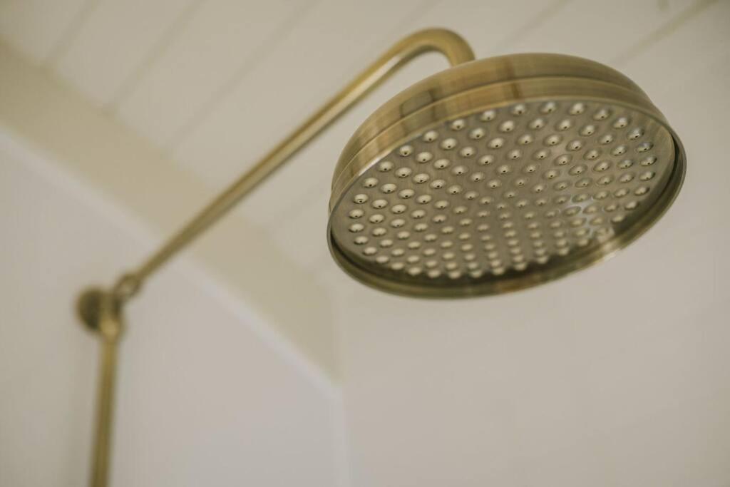 Island Hut - Outdoor Bath Tub, Firepit And Water Equipment Apartment Saltford Exterior photo